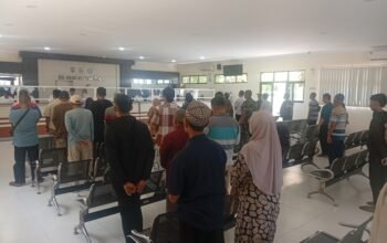 Tumbuhkan Jiwa Nasionalisme, Wajib Pajak di KB Samsat Kota Pasuruan Khidmat Dengarkan Pembacaan Pancasila
