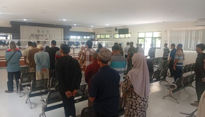 Tumbuhkan Jiwa Nasionalisme, Wajib Pajak di KB Samsat Kota Pasuruan Khidmat Dengarkan Pembacaan Pancasila