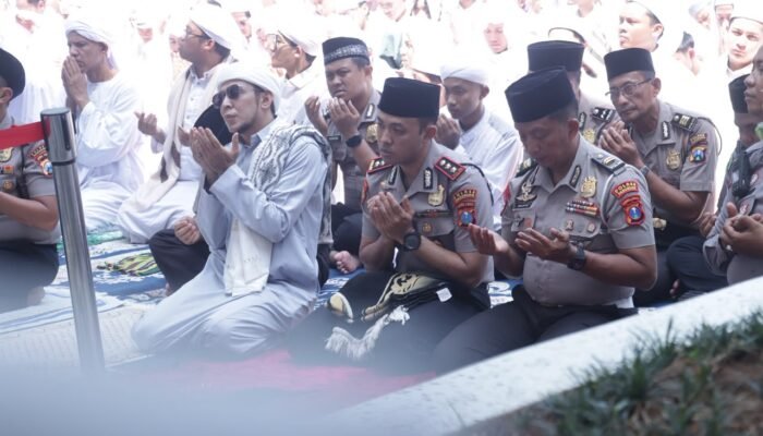 Kapolres Pasuruan Hadiri Salat Istisqa di Ponpes Dalwa, Bersama Santri Panjatkan Doa Memohon Hujan Berkah